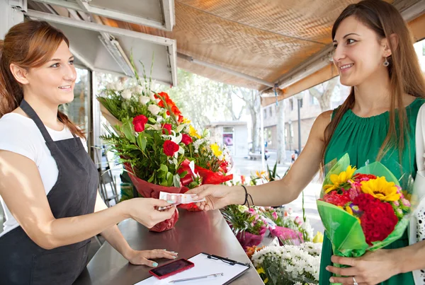 Mulher compra um buquê de flores — Fotografia de Stock