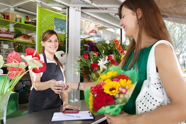 Woman buys a bouquet of flowers — Stok fotoğraf