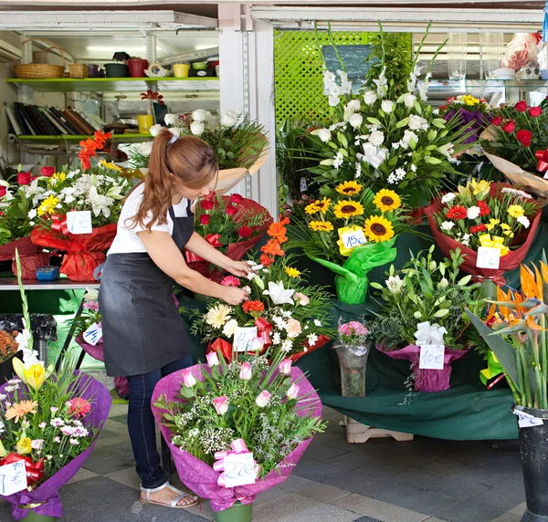 Florist woman works in her store — Φωτογραφία Αρχείου