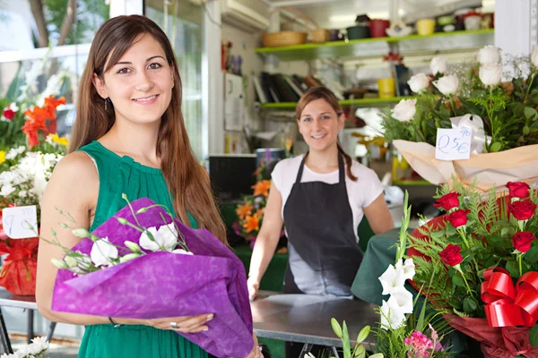 Kobieta kupuje bukiet kwiatów — Zdjęcie stockowe
