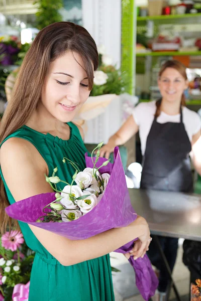 Woman buys a bouquet of flowers — Stok fotoğraf