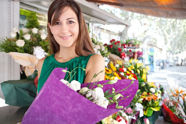 Femme avec un bouquet de fleurs — Photo