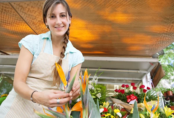 Florista mujer trabajando en su tienda — Foto de Stock