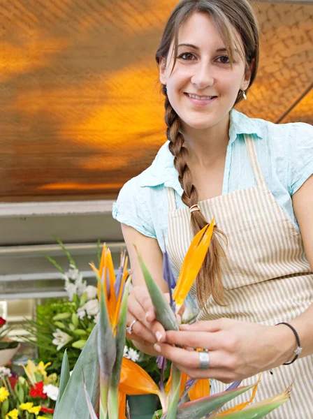 Florista mujer trabajando en su tienda — Foto de Stock