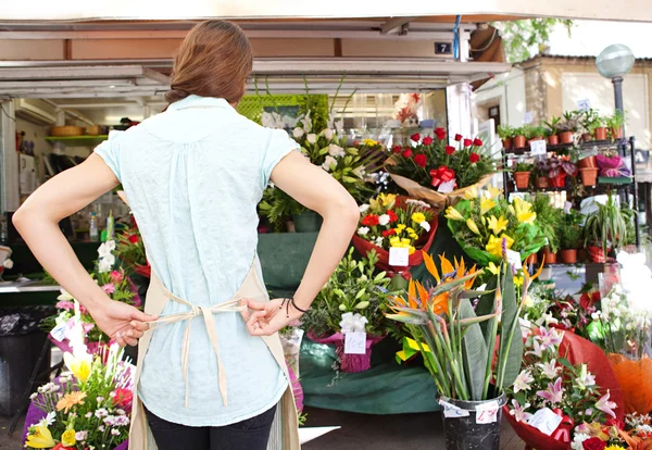 Vista trasera de una florista en su tienda — Foto de Stock