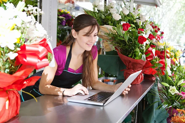 Florist woman using a laptop in her store — Φωτογραφία Αρχείου