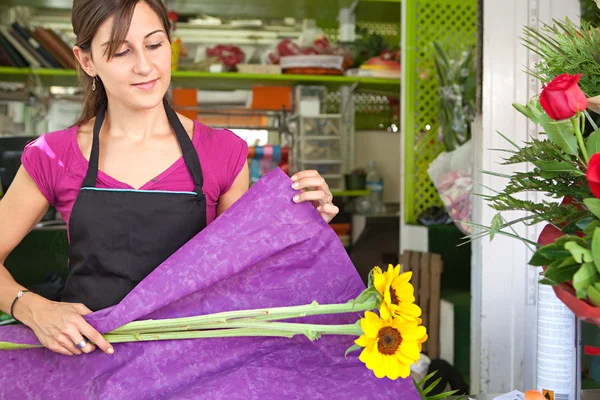 Fiorista donna lavora nel suo negozio — Foto Stock