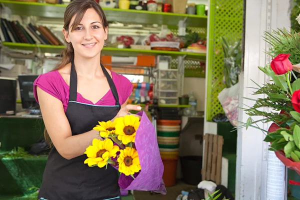 Florista mujer trabaja en su tienda — Foto de Stock