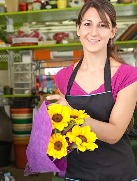 Florist woman works in her store — ストック写真