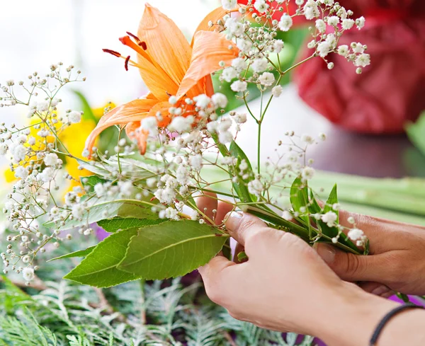 Florist woman works in her store — Stock Photo, Image