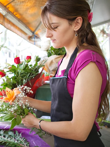 Florist woman works in her store — Stok fotoğraf