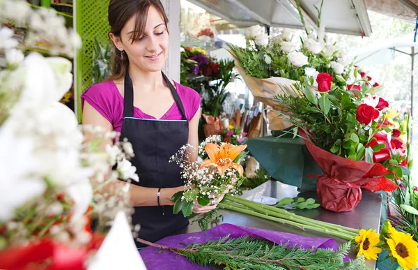 Florist woman works in her store — ストック写真