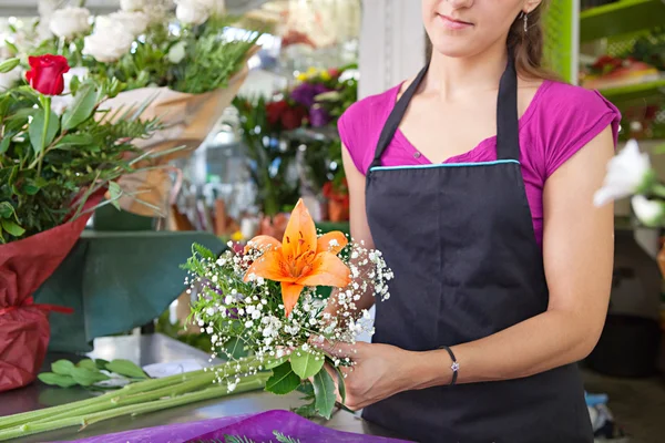 Florist woman works in her store — Stockfoto