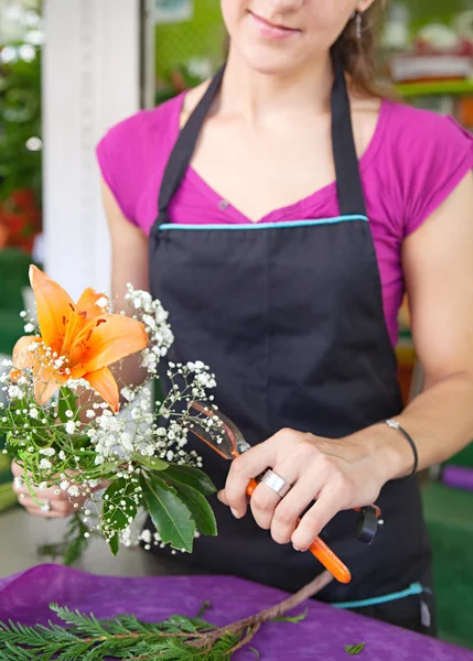 Florista mulher trabalha em sua loja — Fotografia de Stock