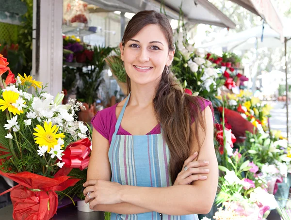 Bloemist vrouw in haar winkel — Stockfoto