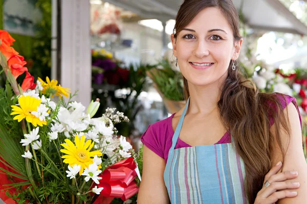 Fiorista donna nel suo negozio — Foto Stock