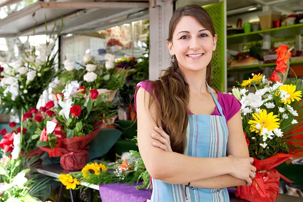 Fiorista donna nel suo negozio — Foto Stock