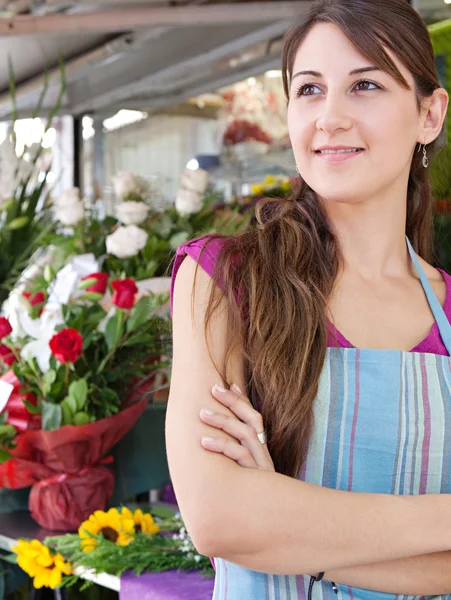 Fiorista donna nel suo negozio — Foto Stock