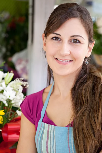 Blumenhändlerin in ihrem Geschäft — Stockfoto