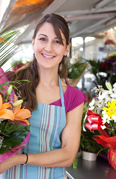 Kwiaciarnia kobieta w jej sklepie — Zdjęcie stockowe