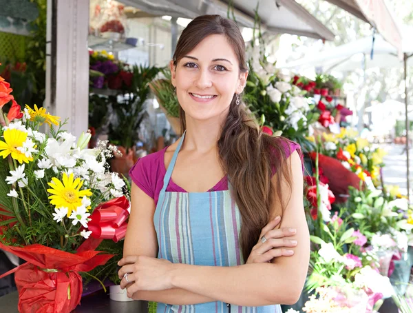 Флористка в своем магазине Лицензионные Стоковые Фото