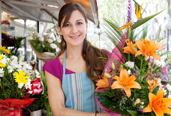 Bloemist vrouw in haar winkel Rechtenvrije Stockfoto's