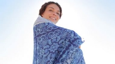 Bir kadın sarong kumaşı tutuyor ve büyütüyor.