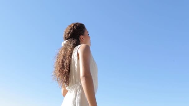 Woman smiling and turning to the camera — Αρχείο Βίντεο