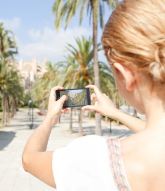 woman take photos of a cathedral monument