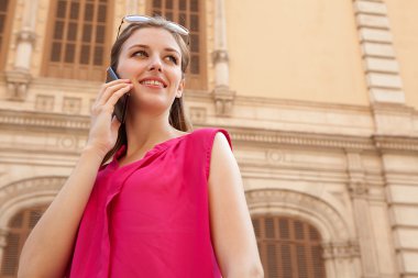 İş kadını telefonda konuşuyor.