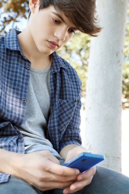 genç çocuk bir smartphone telefon kullanma