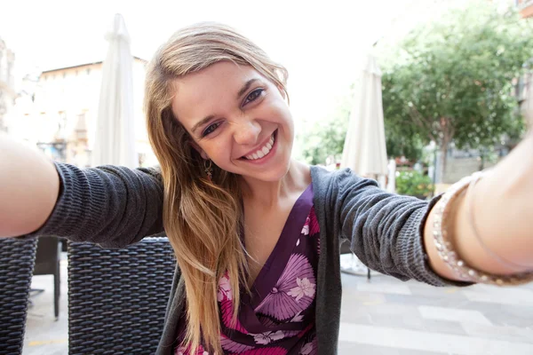 Mujer tomando un selfie autorretrato de sí misma —  Fotos de Stock