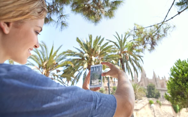 Girl take pictures of a monument — Stock Fotó