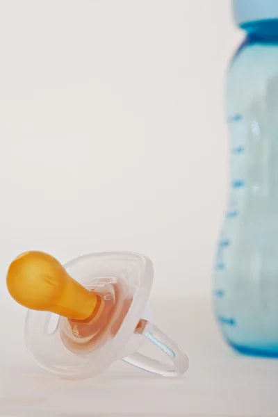 Baby dummy and feeding bottle — 图库照片