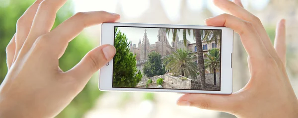 Femme prenant des photos d'un monument — Photo