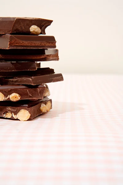 Pilha de pedaços de chocolate com nozes — Fotografia de Stock