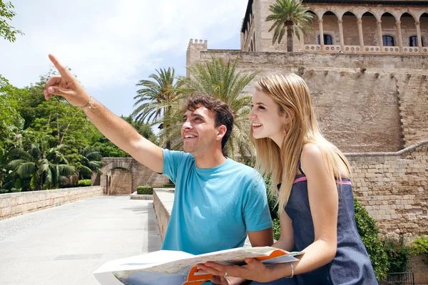 Turismo de casal por um monumento arquitetônico — Fotografia de Stock