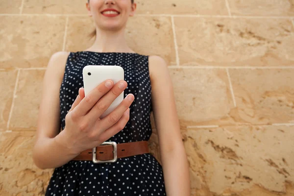 Деловая женщина с использованием современного цифрового смартфона — стоковое фото