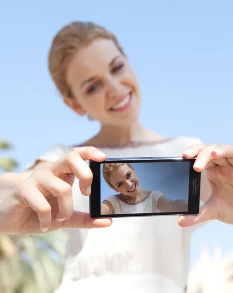 Menina tirar selfies fotos de si mesma — Fotografia de Stock