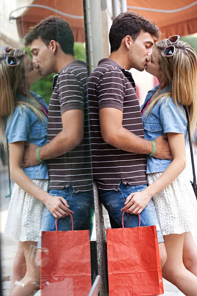 Couple passionately kissing while shopping — Stock Photo, Image