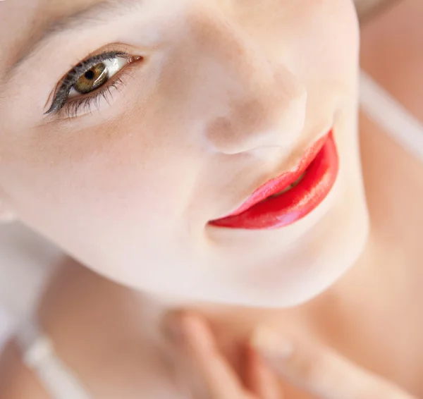 Retrato de una cara de mujer joven —  Fotos de Stock