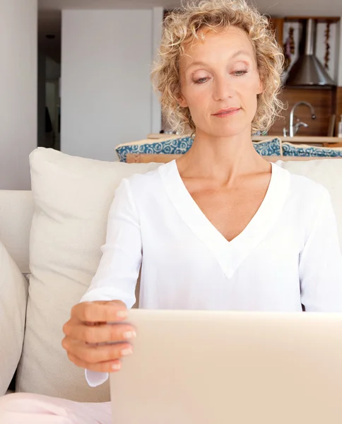 Donna utilizzando un computer portatile e di lavoro — Foto Stock