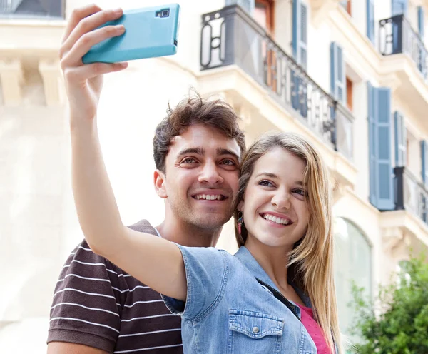 Paar macht Fotos und Selfies — Stockfoto