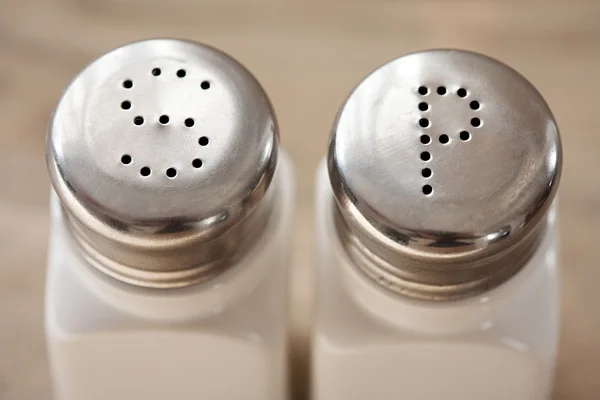 Pair of salt and pepper dispensers — Zdjęcie stockowe