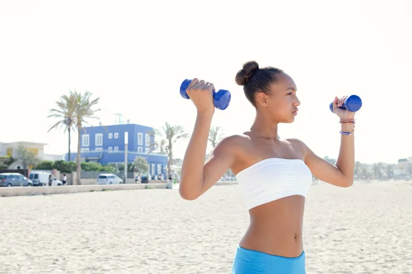 Chica haciendo ejercicio en una playa de arena — Foto de Stock