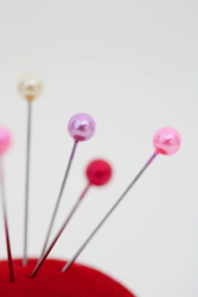 Tailor pin cushion with multiple pins and needles pinned — Stockfoto