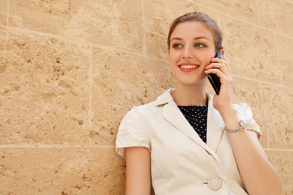 Mulher de negócios usando um smartphone ter conversa chamada telefônica — Fotografia de Stock