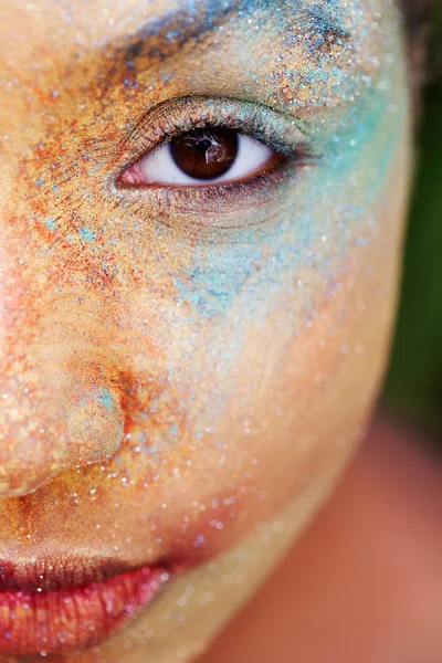 Rosto menina com pigmento de pó de maquiagem e brilho — Fotografia de Stock