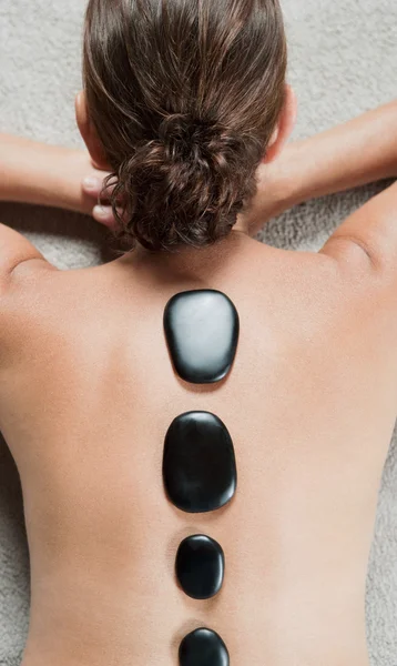 Woman's back relaxing and laying down in a health spa — Stock fotografie