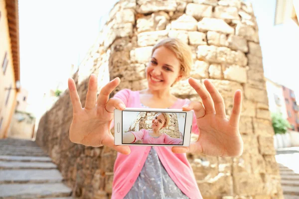 Donna scattare foto selfie nella città vecchia — Foto Stock